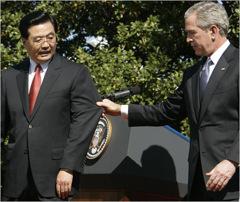 bush-hu_wh2006_bourg_reuters.jpg