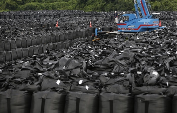 fukushima_radiation_debris_bags_naraha.jpg