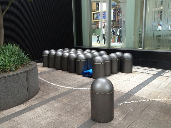 tokyo_midtown_stanchions.jpg