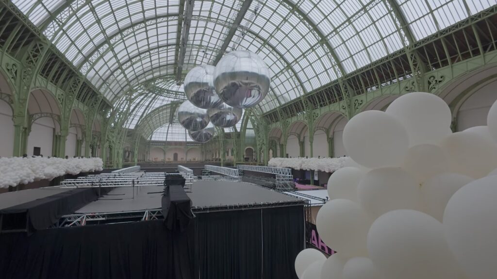 five satelloons hang over a bunch of scaffolding in erwan franck's youtube video of euphoria at the grand palais
